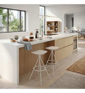 Taburetes-blancos-cocina-mostrador