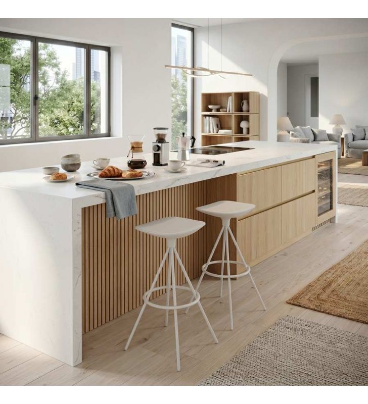 Taburetes-blancos-cocina-mostrador