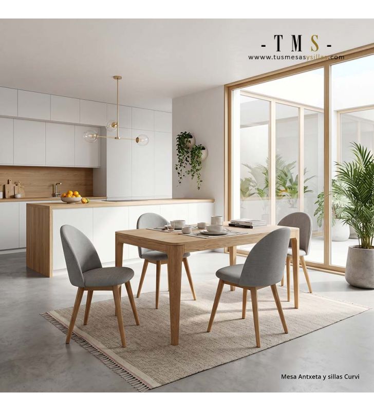 Mesa de comedor en madera natural