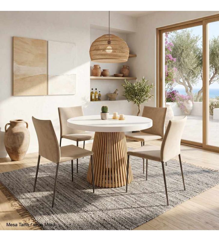 table ronde et chaises de salle à manger