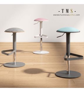 Tabouret de bar réglable.
