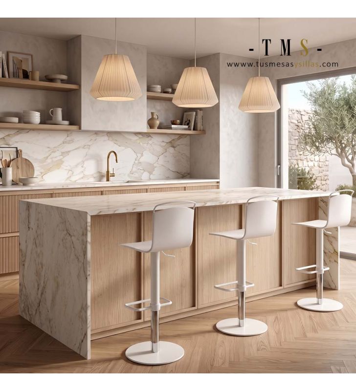 Tabouret haut pour îlot de cuisine. Tabouret haut pour îlot de cuisine.