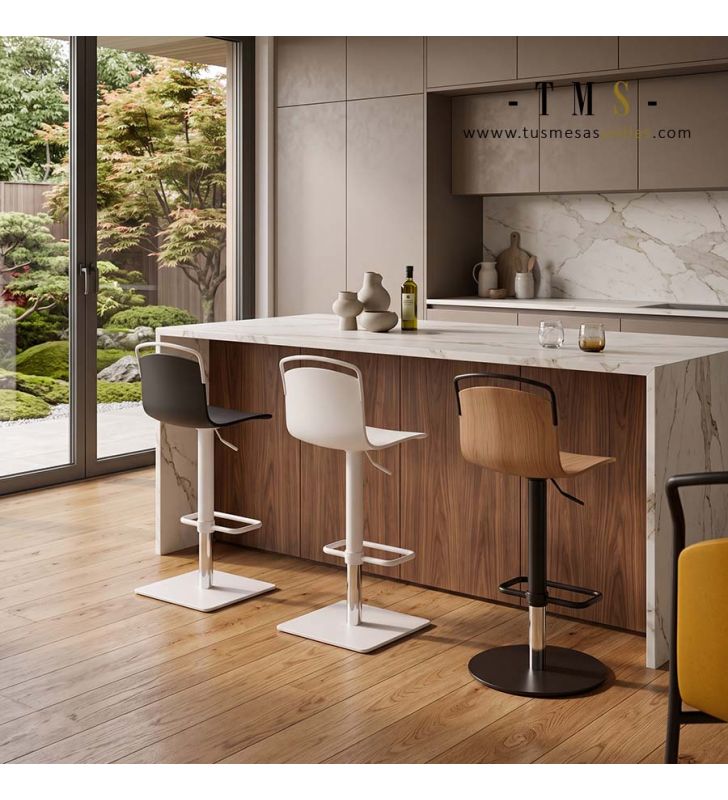 Tabouret pour comptoirs hauts. Tabouret pour comptoirs hauts.