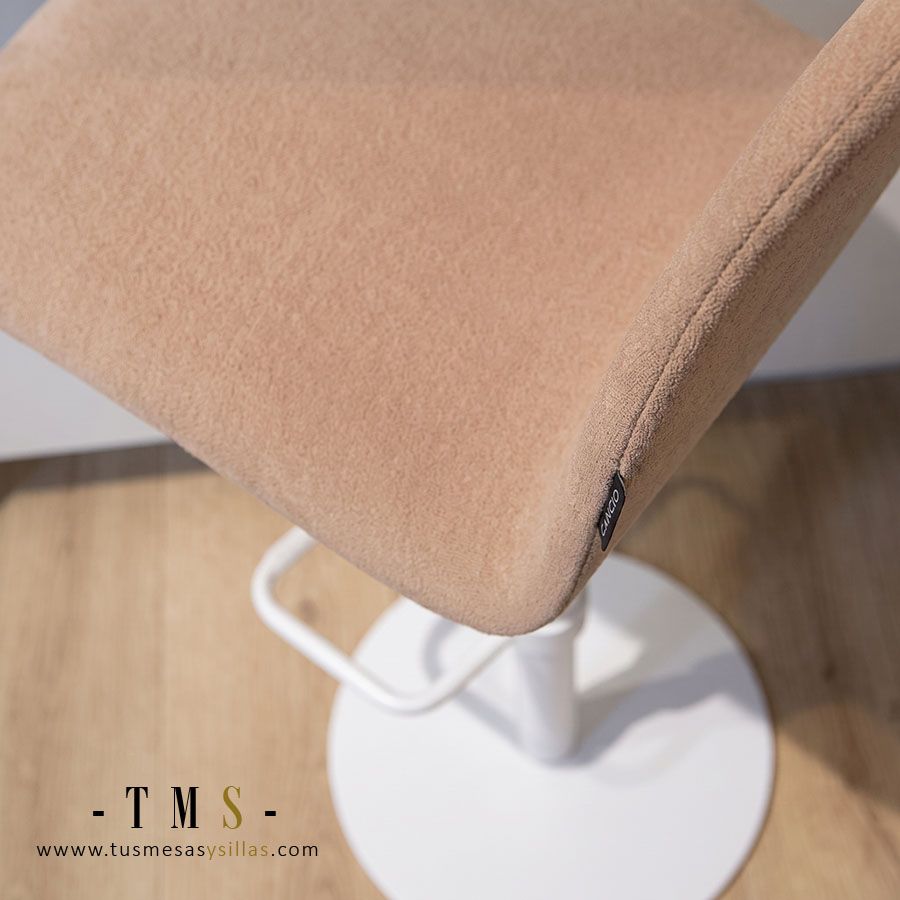 Tabouret de bar fonctionnel. Tabouret de bar fonctionnel.