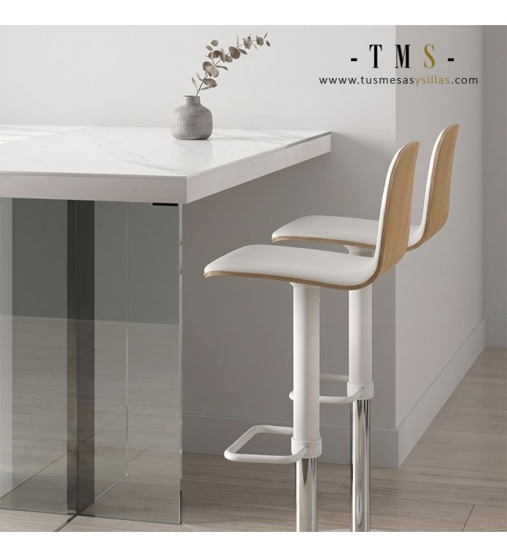Taburete con asiento tapizado.