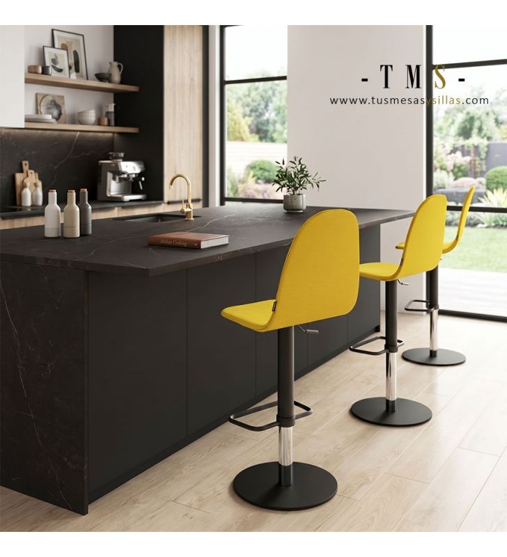 Tabouret haut avec dossier complet. Tabouret haut avec dossier complet.