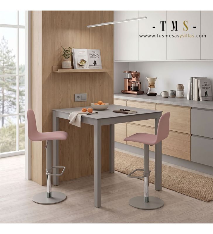 Tabouret pour comptoirs hauts. Tabouret pour comptoirs hauts.