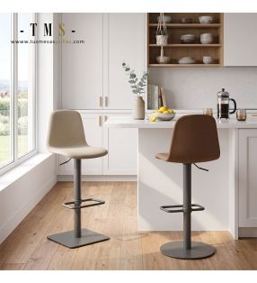 Tabouret avec repose-pieds intégré.