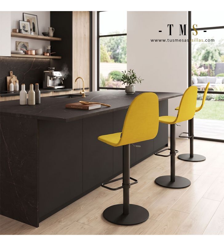 Taburete alto con respaldo completo. Taburete alto con respaldo completo.