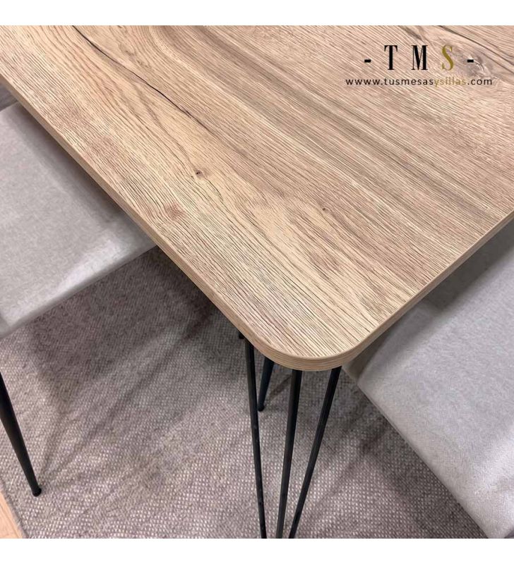 Table aux finitions haut de gamme. Table aux finitions haut de gamme.