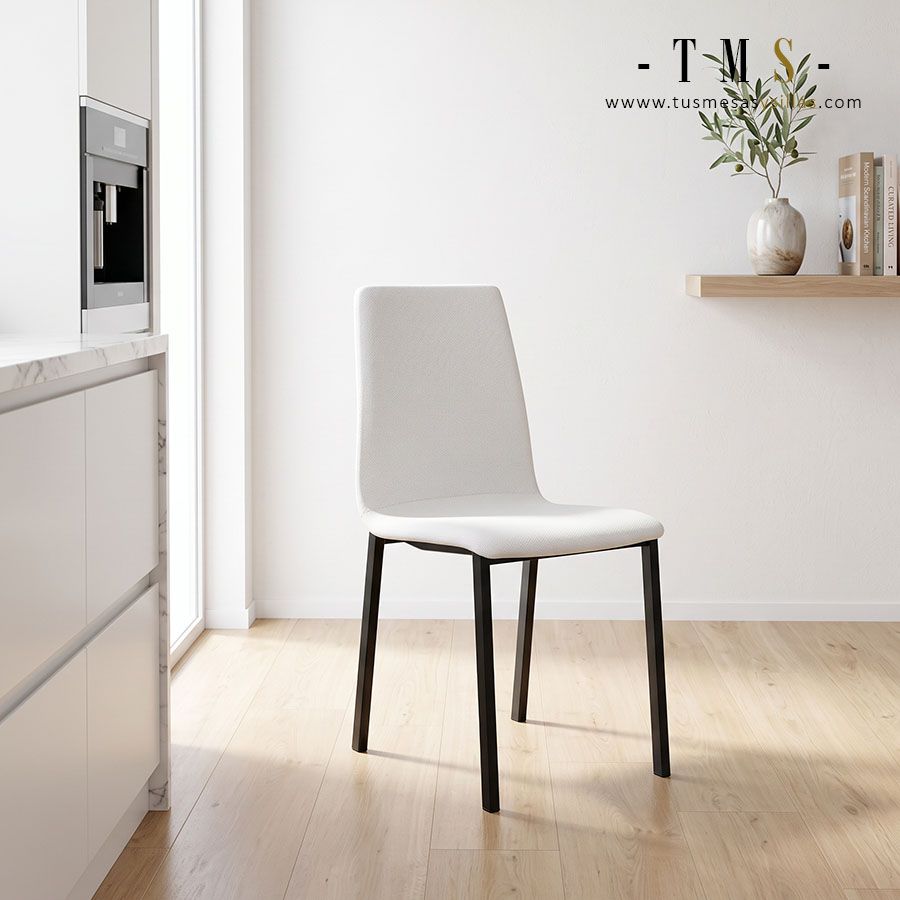 Silla de cocina con poco fondo.