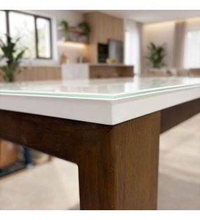 verre en bois foncé