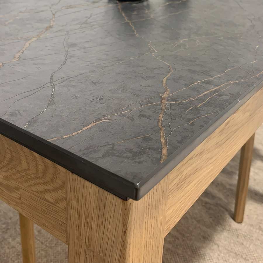 Table avec plateau en Dekton pour cuisines élégantes Table avec plateau en Dekton pour cuisines élégantes