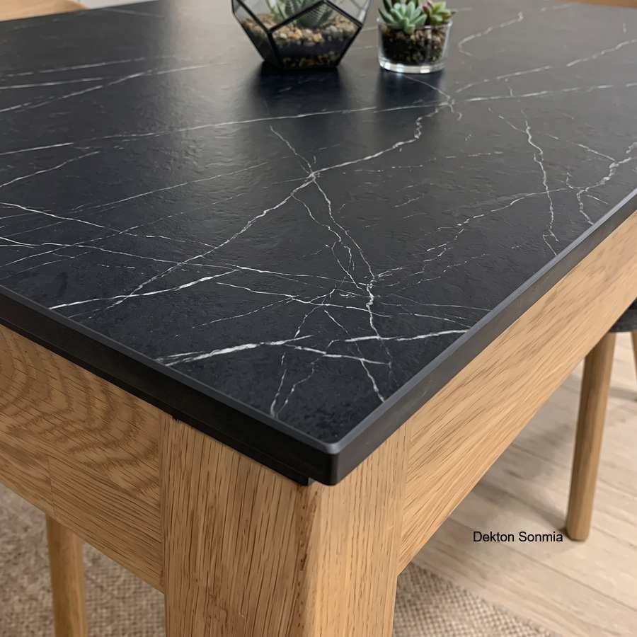 Table avec plateau en Dekton pour cuisines élégantes Table avec plateau en Dekton pour cuisines élégantes