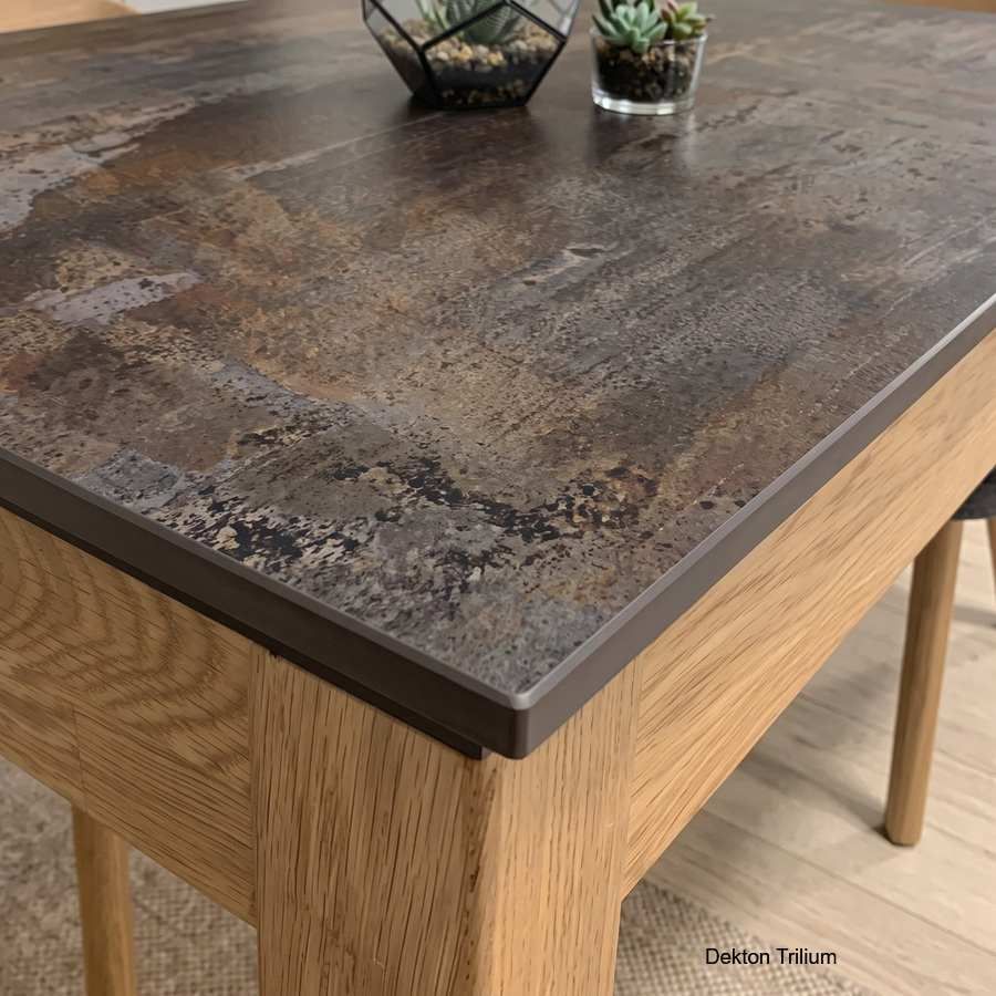 Table avec plateau en Dekton pour cuisines élégantes Table avec plateau en Dekton pour cuisines élégantes