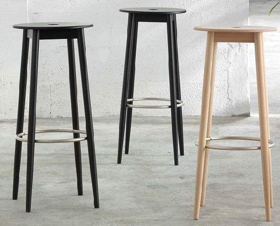 Taburete alto estilo nordico  Oto de ondarreta en madera y blancos