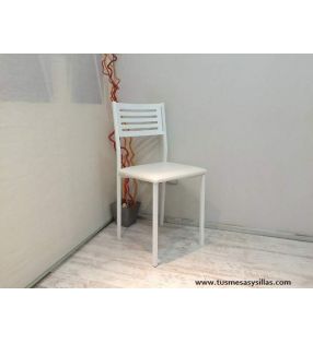 silla de cocina Formen tapizada y blanca
