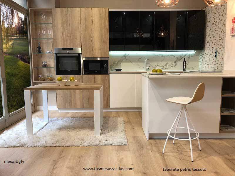 Mesa cocina moderna con patas de una pieza Ugly a medida 
