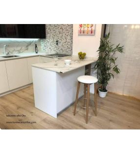 Taburete alto estilo nordico  Oto de ondarreta en madera y blancos