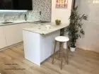 Taburete alto estilo nordico  Oto de ondarreta en madera y blancos