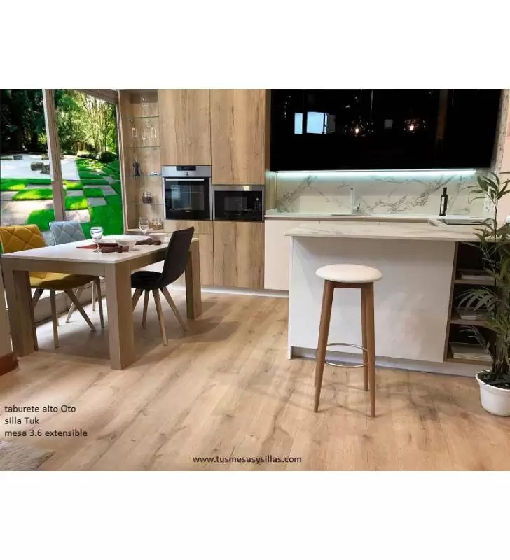 Taburete alto estilo nordico  Oto de ondarreta en madera y blancos