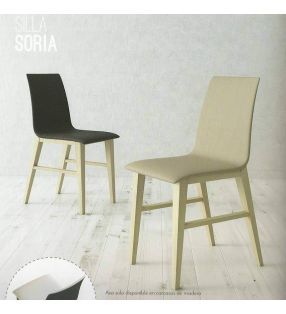 Silla tapizada con patas en madera maciza