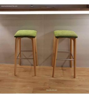 Taburete alto tapizado y madera