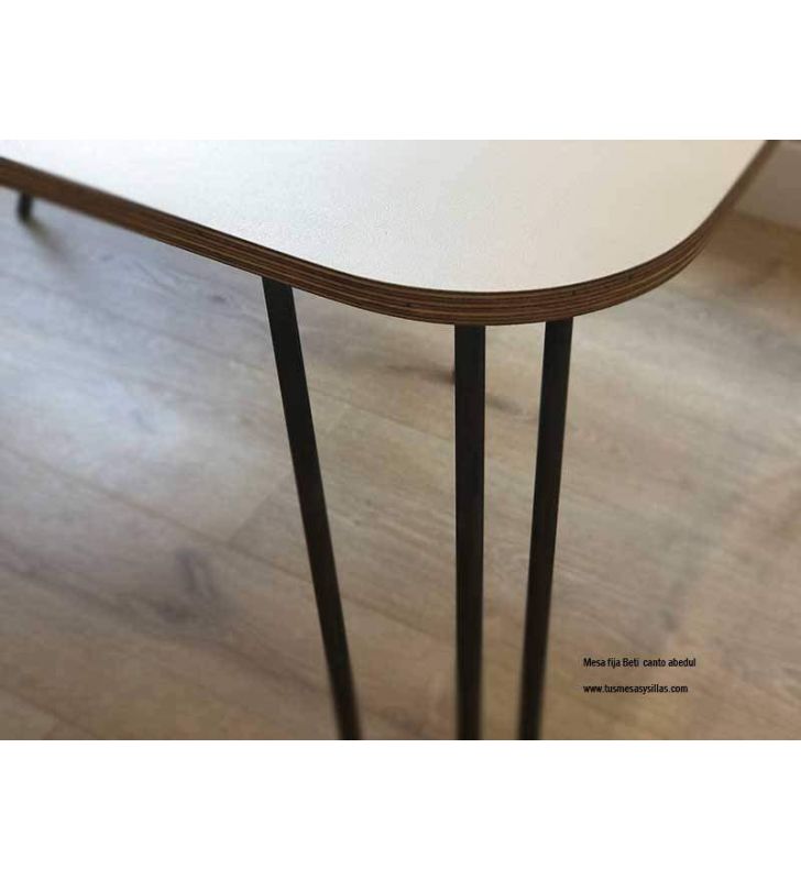 Table fixe Beti avec pieds en métal de style nordique