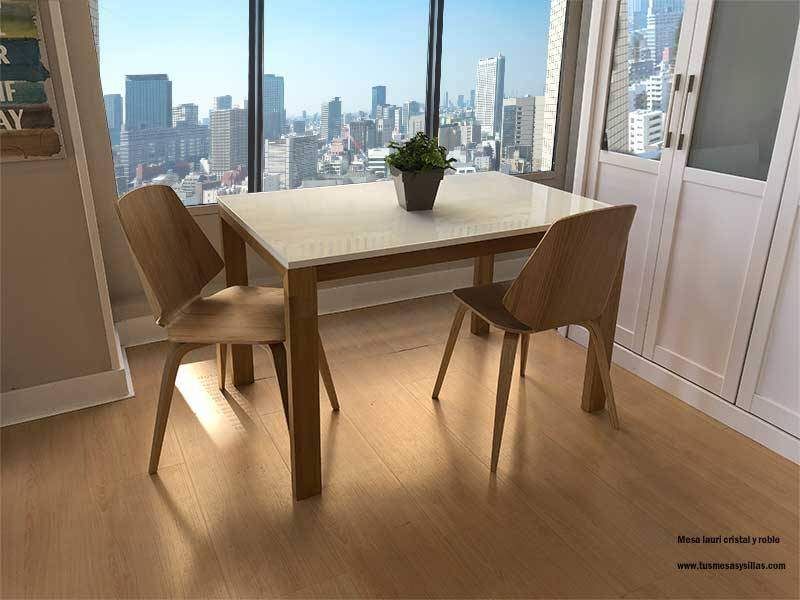 Table extensible Lauri avec plateau en verre et pieds en bois