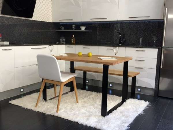 Mesa Elurra en madera natural de roble o haya y patas metálicas o madera