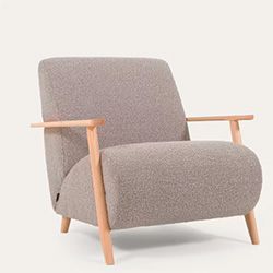 Peau de mouton gris clair et bois naturel