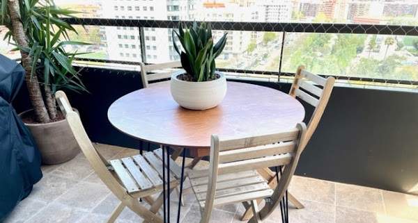 Una mesa para terrazas estrechas