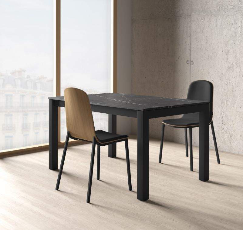 Tables et chaises d'intérieur. Chaise avec assise et revêtement en bois bicolore avec base en acier.